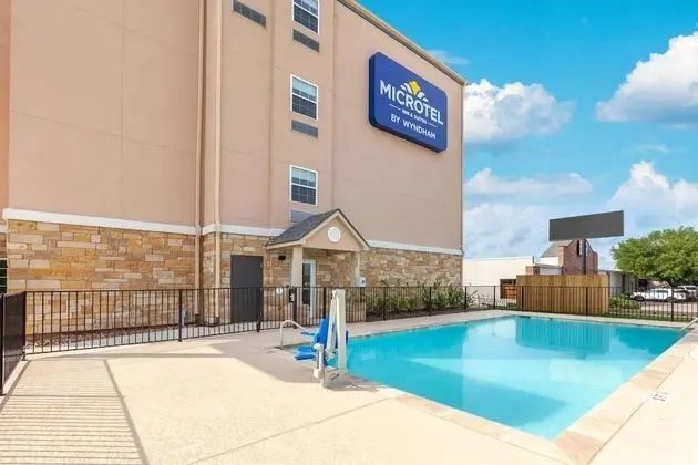 Microtel Inn & Suites by Wyndham College Station - Havuz