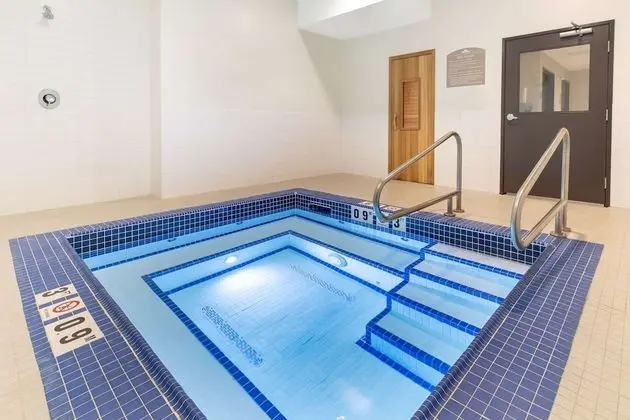 Microtel Inn & Suites By Wyndham Fort Mcmurray - Havuz