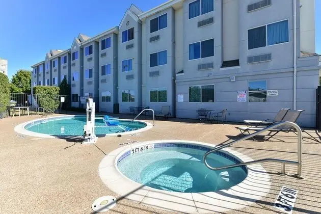 MICROTEL INN & SUITES BY WYNDHAM FT. WORTH NORTH/