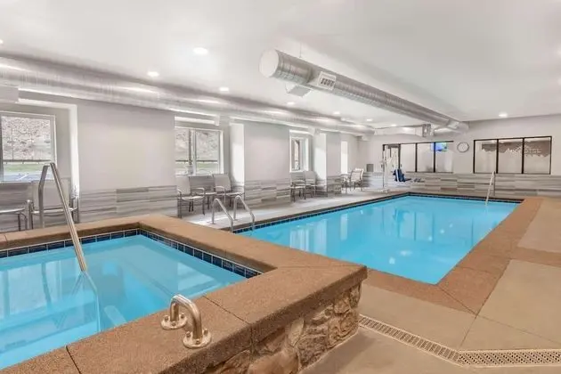 Microtel Inn & Suites by Wyndham Georgetown Lake - Havuz