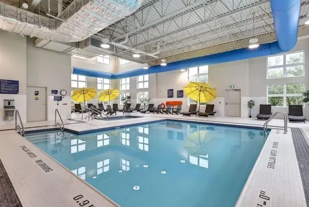Microtel Inn & Suites by Wyndham Kanata Ottawa West - Havuz