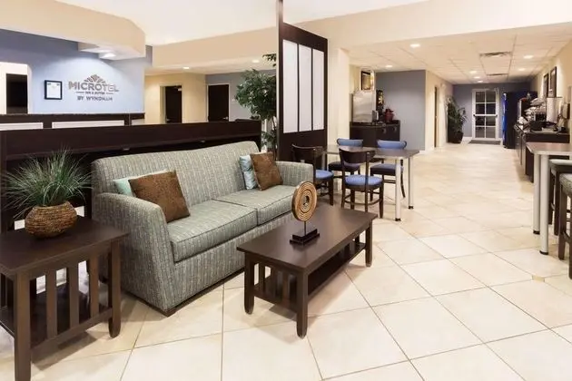 MICROTEL INN & SUITES BY WYNDHAM SPRING HILL/WEEK - Lobi