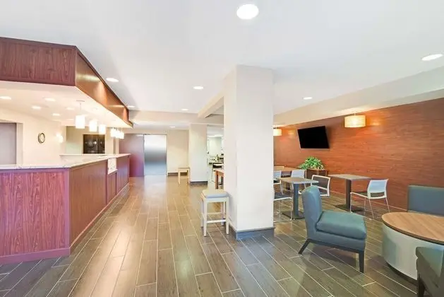 MICROTEL INN & SUITES BY WYNDHAM URBANDALE/DES MO - Lobi