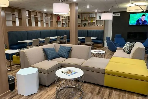Microtel Inn & Suites by Wyndham Woodland Park - Lobi