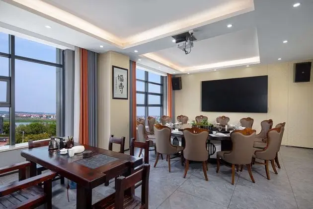 Microtel by Wyndham Miluo Downtown Hotel - Yerinde Yemek
