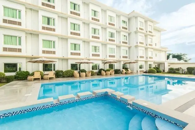 Microtel by Wyndham South Forbes near Nuvali - Havuz