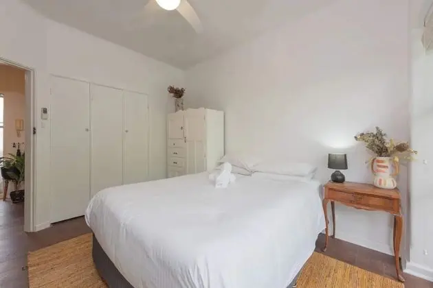 Mid-century 1 Bedroom Apartment on Albert Park With Parking