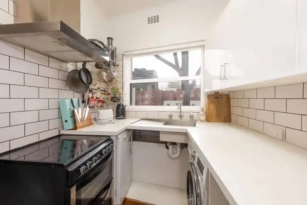 Mid-century 1 Bedroom Apartment on Albert Park With Parking - Mutfak