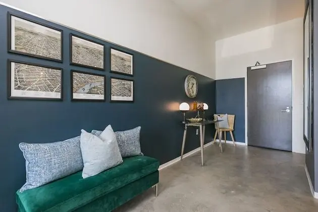 Mid Century Modern Downtown Condo | 30+ Night Min - İç Mekan