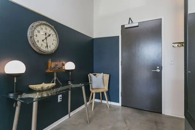 Mid Century Modern Downtown Condo | 30+ Night Min - Lobi