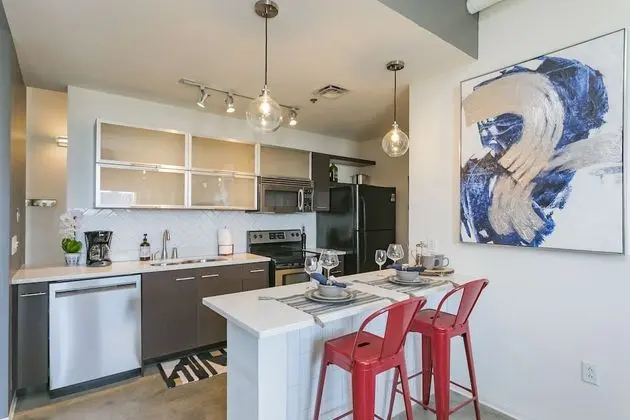 Mid Century Modern Downtown Condo | 30+ Night Min - Mutfak