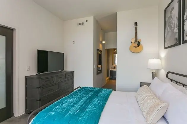 Mid Century Modern Downtown Condo | 30+ Night Min - Oda