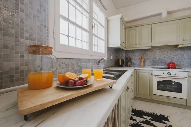 Mid-Century Modern Villa Vintage Charm - Mutfak