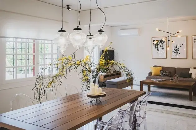 Mid-Century Modern Villa Vintage Charm - Öne Çıkan Resim