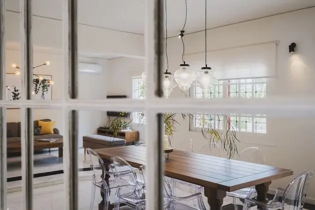 Mid-Century Modern Villa Vintage Charm - Yerinde Yemek