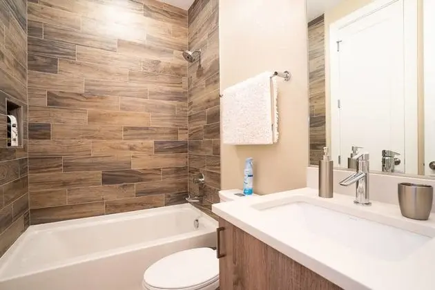 Mid Mod Manor A Sophisticated Townhouse Golden Triangle - Banyo Tipleri