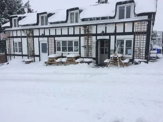 Mid Wales Inn - Dış Mekan