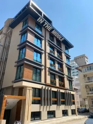 In The Middle Hotel - Öne Çıkan Resim
