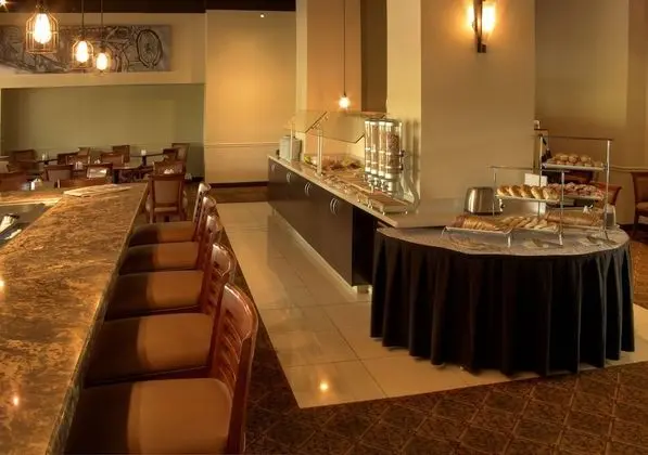 Midtown Garden Phoenix Hotel - Yerinde Yemek