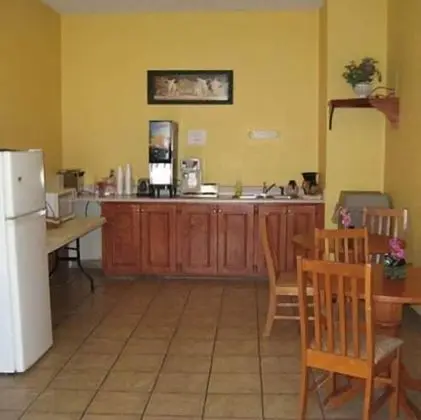 Midtown Inn and Suites - Kahvaltı