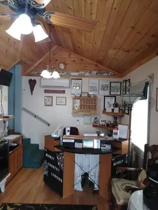Midway Lodging - Lobi
