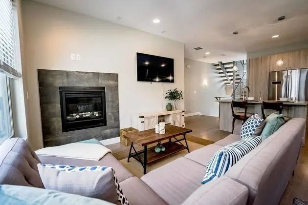 Mile High Lifestyle Townhome in Golden Triangle Rooftop Views - Öne Çıkan Resim