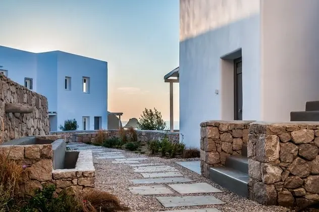 Milos Breeze - Genel