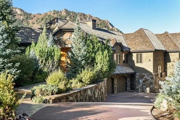 Miners Trail Road Home by iTrip Vacations Aspen Snowmass