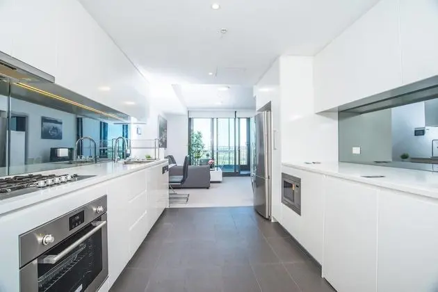 Minimalism Modern Apartment With Water View - Mutfak