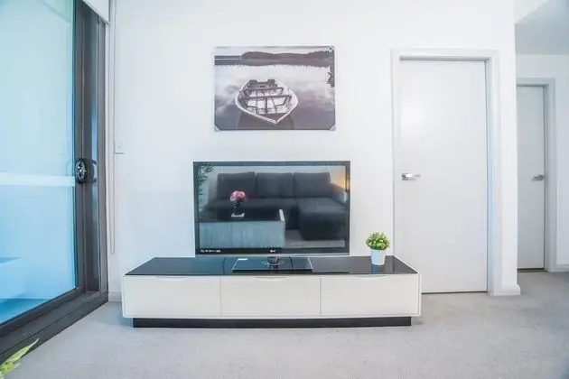 Minimalism Modern Apartment With Water View - Oda Düzeni
