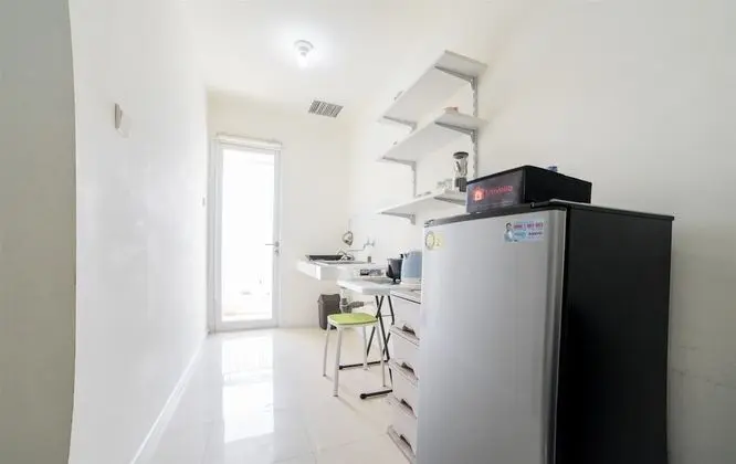 Minimalist Apartment with Sofa Bed at Parahyangan Residence - Mutfak