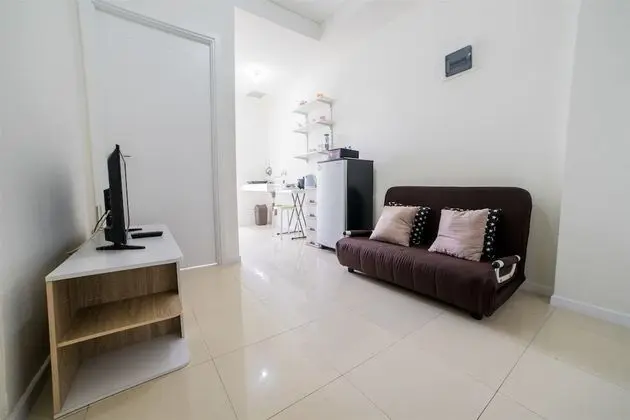 Minimalist Apartment with Sofa Bed at Parahyangan Residence - Öne Çıkan Resim