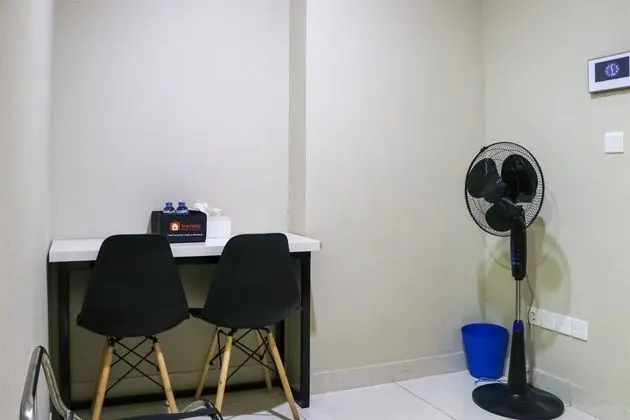 Minimalist and Comfort 1BR at Gold Coast Apartment - İç Mekan