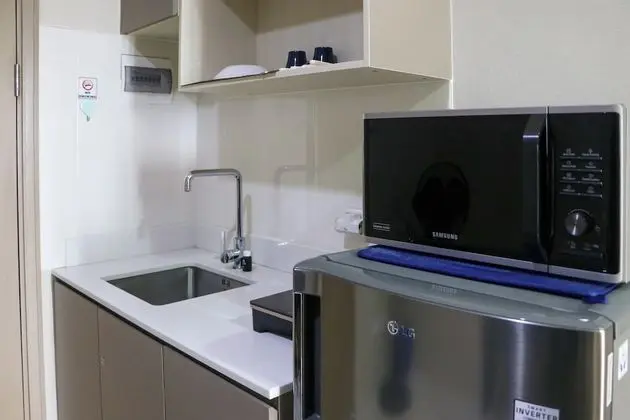 Minimalist and Comfort 1BR at Gold Coast Apartment - Mutfak