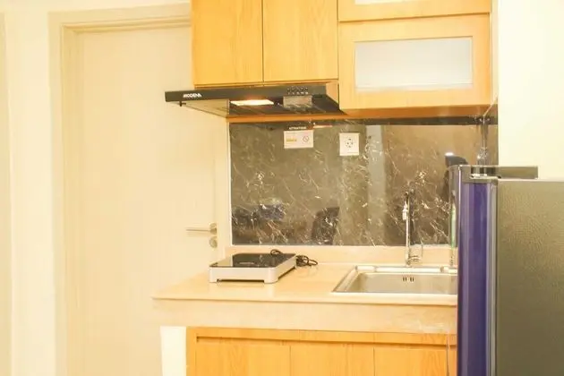 Minimalist and Comfort Living 3BR at Meikarta Apartment - Mutfak