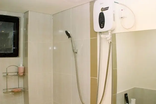 Minimalist With Cozy Design 2Br At Meikarta Apartment - Banyo Tipleri