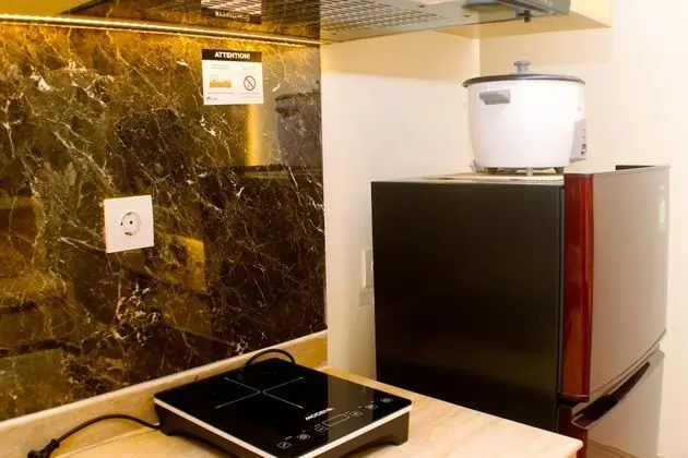 Minimalist With Cozy Design 2Br At Meikarta Apartment - Mutfak