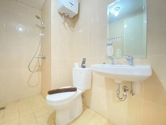 Minimalist And Cozy Designed 2Br Apartment At Parahyangan Residence - Banyo Tipleri