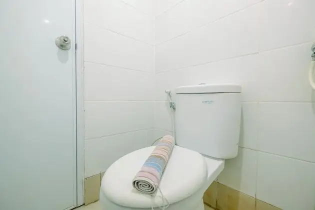 Minimalist and Cozy Living 2BR at Bassura City Apartment - Banyo Tipleri