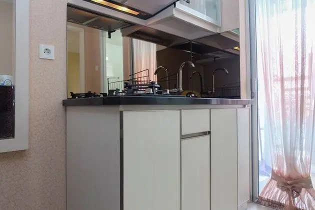 Minimalist And Cozy Stay 2Br At Bassura City Apartment - Mutfak