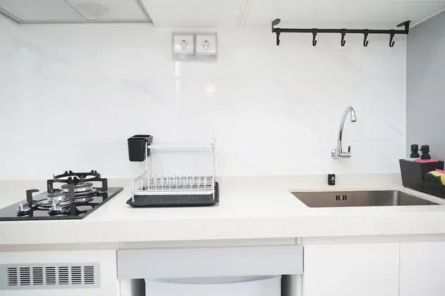 Minimalist And Cozy Studio At Sky House Bsd Apartment - Mutfak