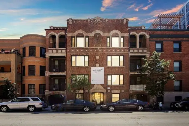 Minimalist Design Studio Apt in Uptown