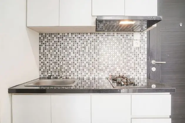 Minimalist And Homey 1Br At Belmont Residence Puri Apartment - Mutfak