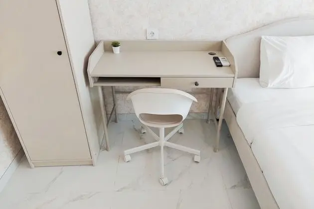 Minimalist and Homey Studio Apartment at Sky House BSD - İç Mekan