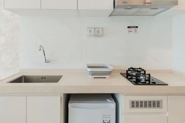 Minimalist and Homey Studio Apartment at Sky House BSD - Mutfak