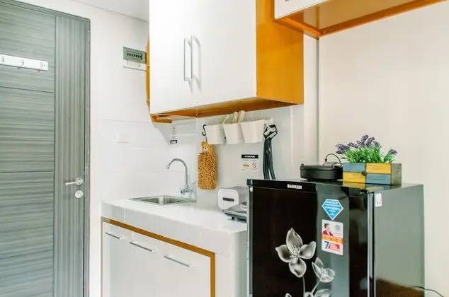 Minimalist and Homey Studio Room at Amazana Serpong Apartment - Mutfak