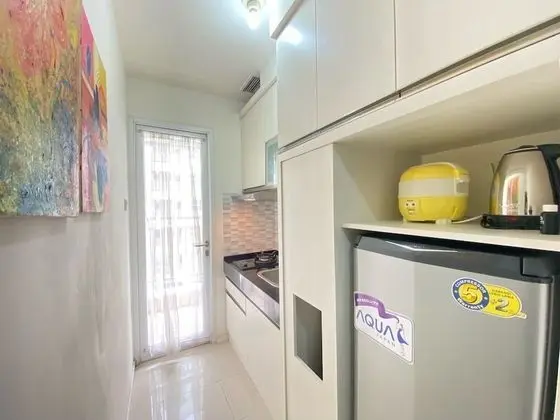Minimalist And Spacious 1Br Apartment At Parahyangan Residence - Mutfak