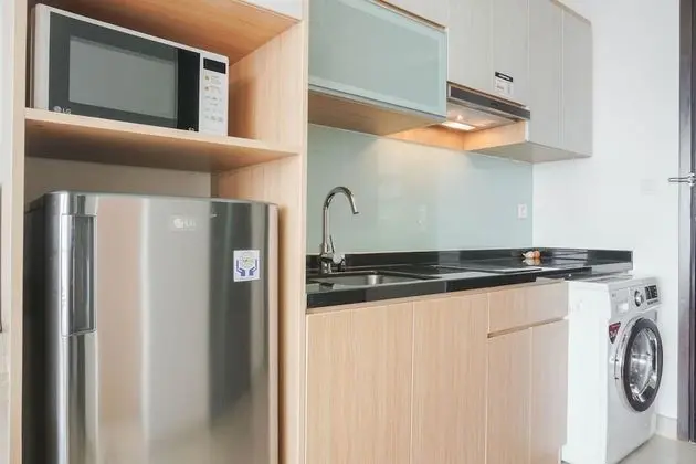 Minimalist And Strategic Studio Room At Menteng Park Apartment - Mutfak