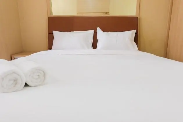 Minimalist Studio Room Great Western Apartment