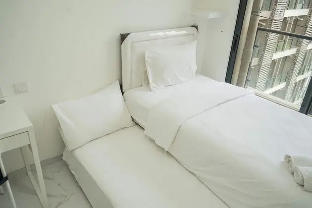 Minimalist Studio Room At Sky House Bsd Apartment - Oda